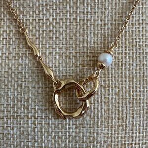 Elegant Gold Necklace with Pearl Accent